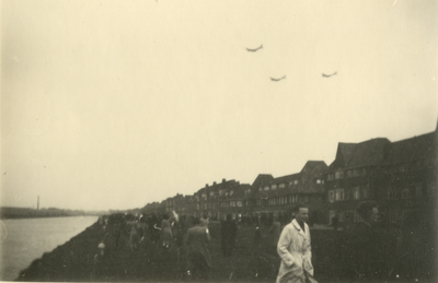 825403 Afbeelding van enkele Amerikaanse B-17 vliegtuigen boven de stad Utrecht om voedselpakketten af te werpen in het ...